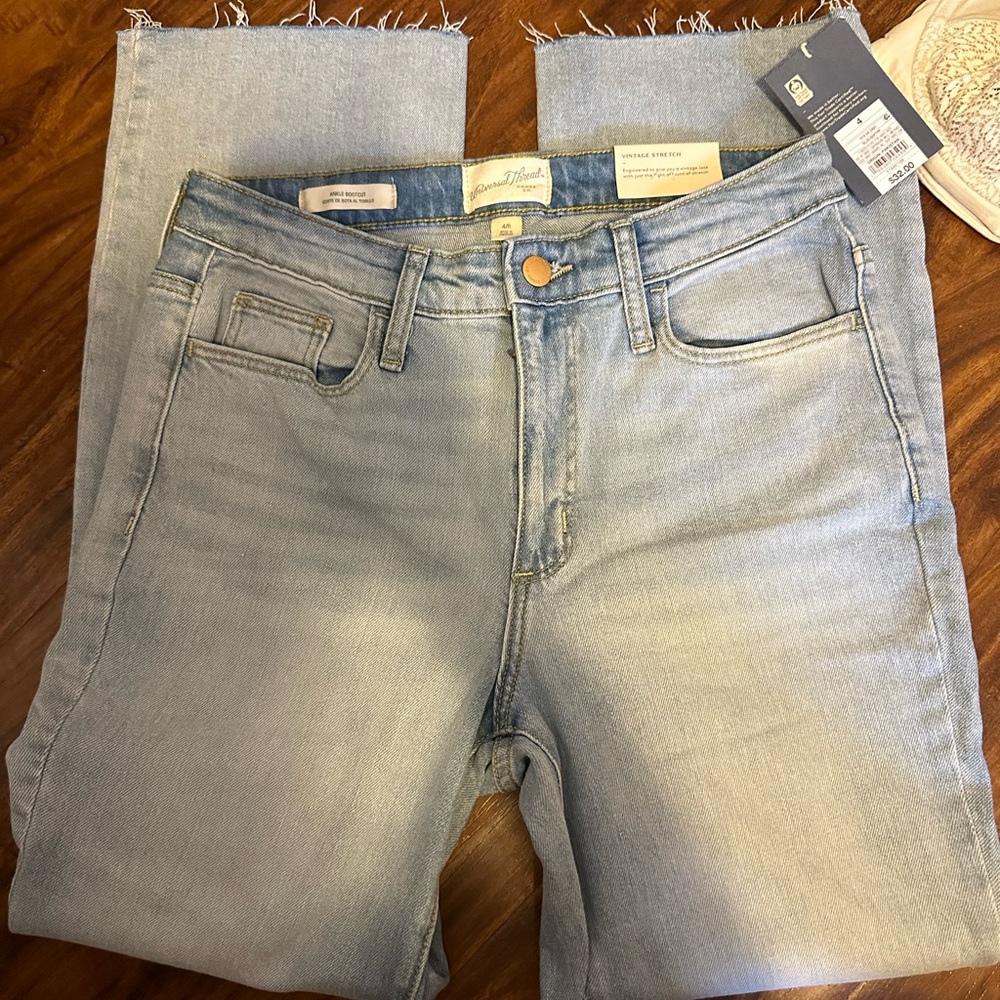 Universal Thread Jeans Size 4 - image 1